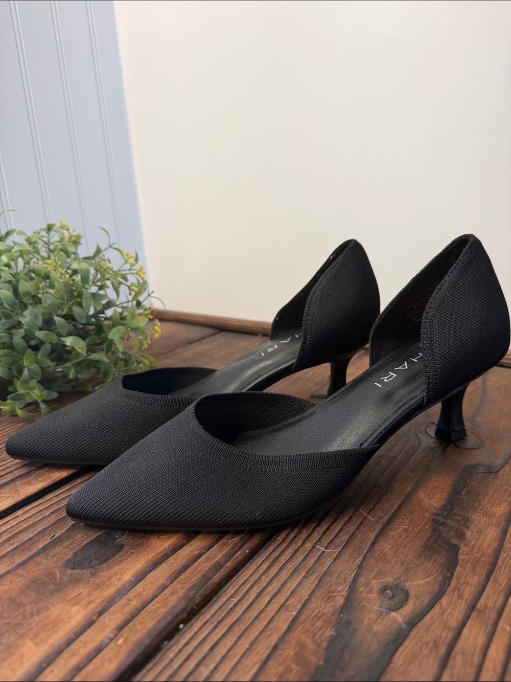 NWT Tahari Moreno Pointed D'Orsay Kitten Heels